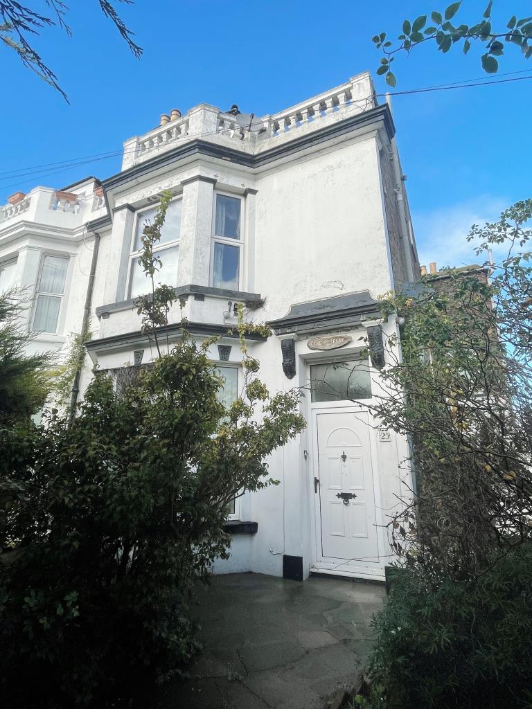 Lot: 30 - SIX/SEVEN BEDROOM HOUSE FOR SUB-DIVISION/EXTENSION -